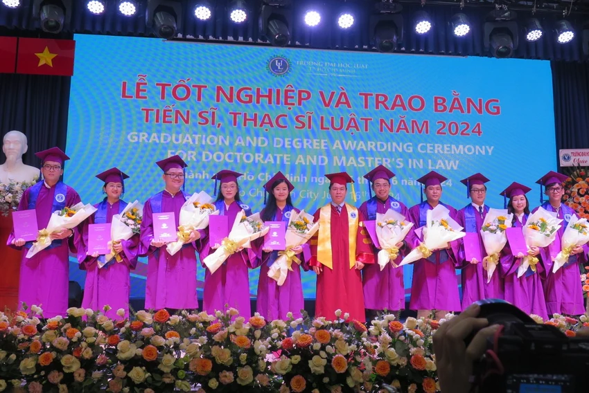 truong-dh-luat-tphcm-tot-nghiep (3).JPG
