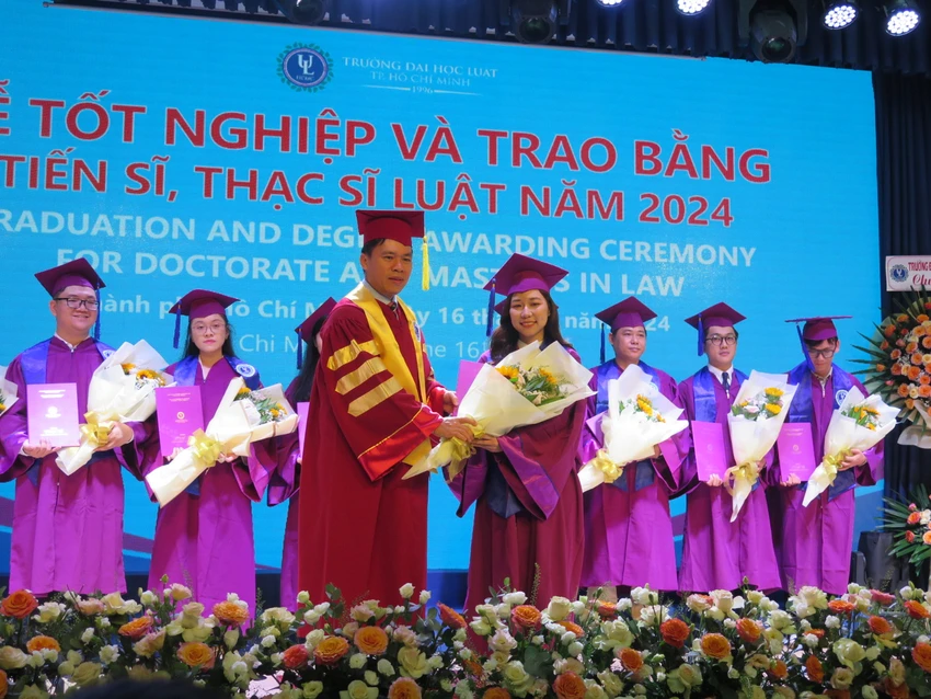 truong-dh-luat-tphcm-tot-nghiep (5).JPG