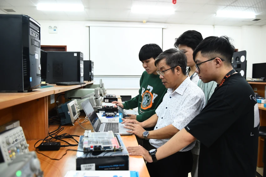 hoc-phi-dai-hoc-2024.jpg