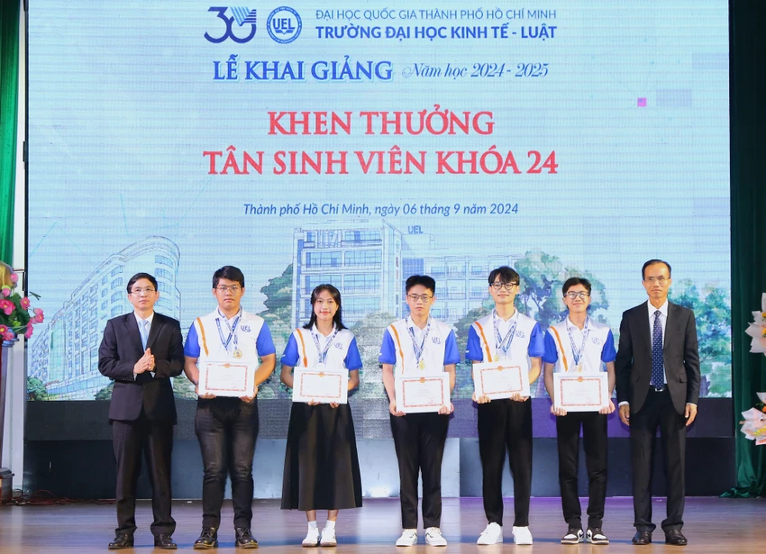 Trường ĐH Kinh tế - Luật khai giảng