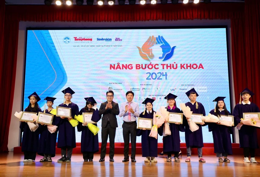 thu-khoa-dai-hoc-hoc--bong (2).jpg