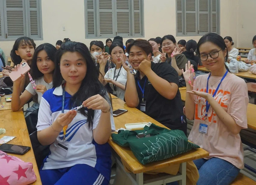 Sinh viên sư phạm TP.HCM nhận tiền hỗ trợ