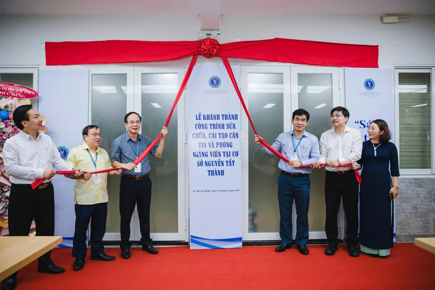 truong-dh-luat-tp-hcm-thuong-tet (3).jpg
