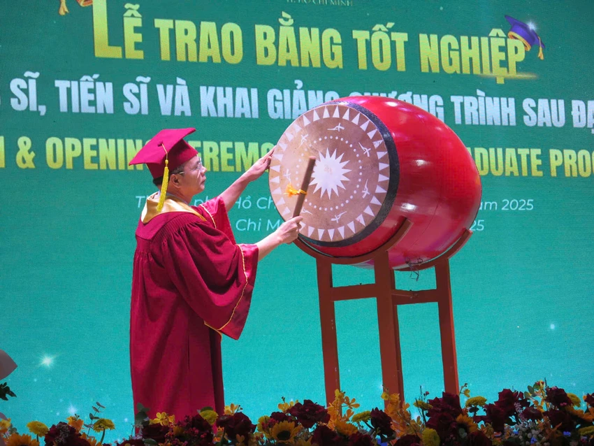 truong-dh-luat-tp-hcm-tot-nghiep (4).jpg