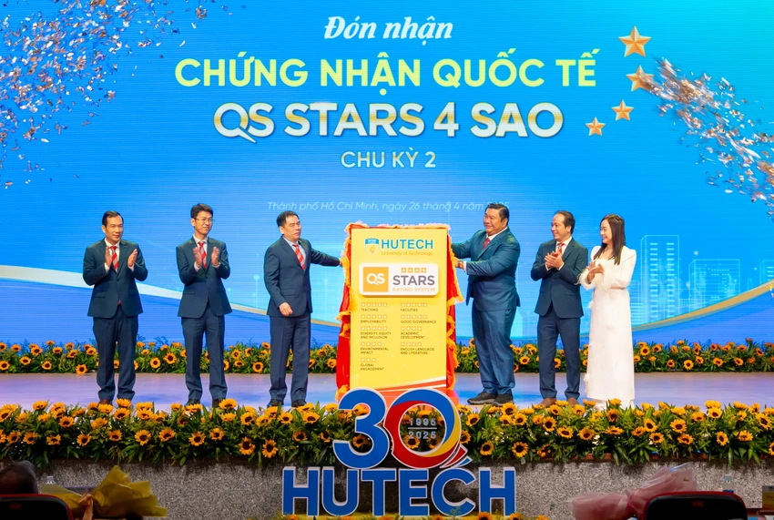 truong-dh-cong-nghe-tp-hcm-30-nam (4).jpg