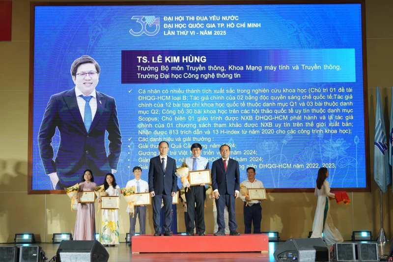 pho-giao-su-tre-nhat-dh-quoc-gia-tp-hcm.jpg