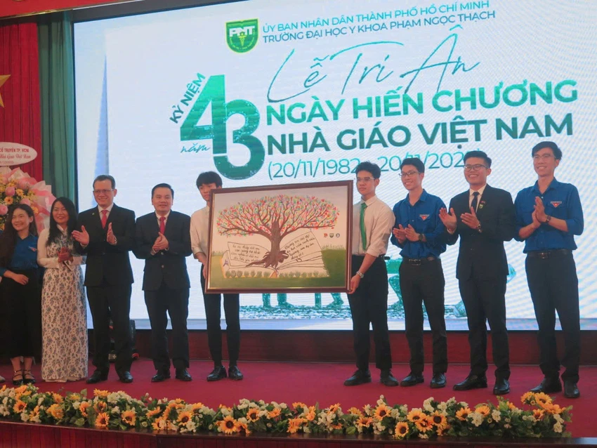 tri-an-thay-co-du-hoc-sinh-lao (3).jpg