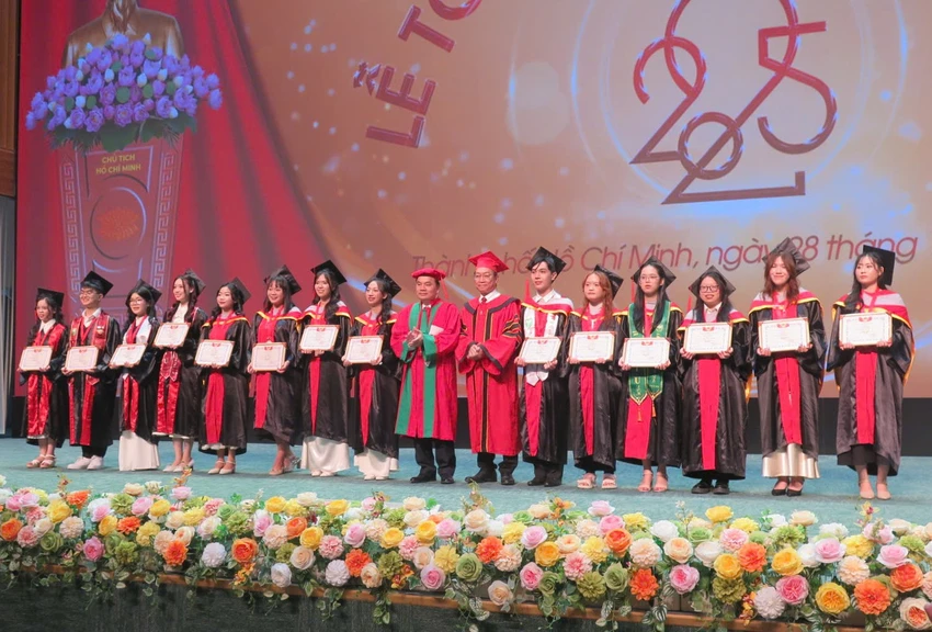 truong-dh-y-khoa-pham-ngoc-thach-tot-nghiep-1 (2).jpg