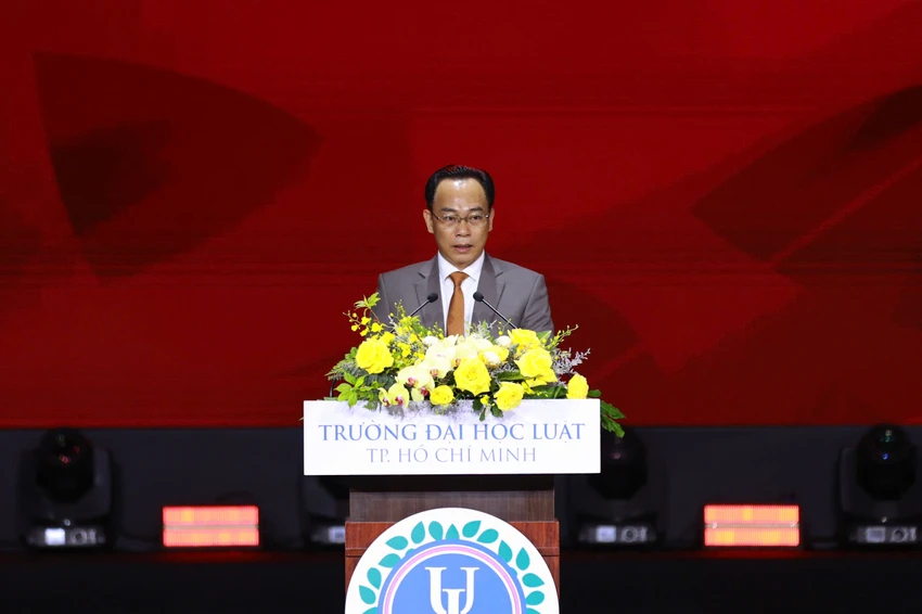 truong-dai-hoc-luat-tp-hcm-ky-niem (2).jpg