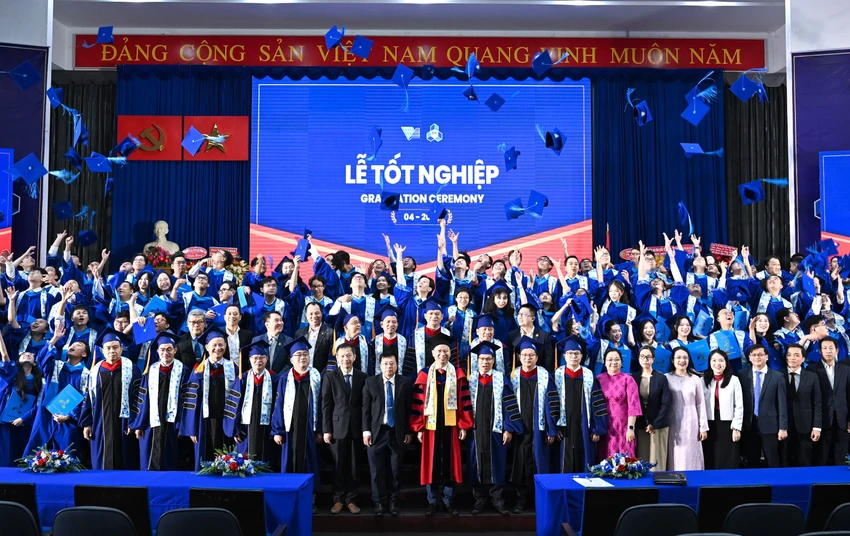 truong-dai-hoc-bach-khoa-sinh-vien-tot-nghiep.JPG