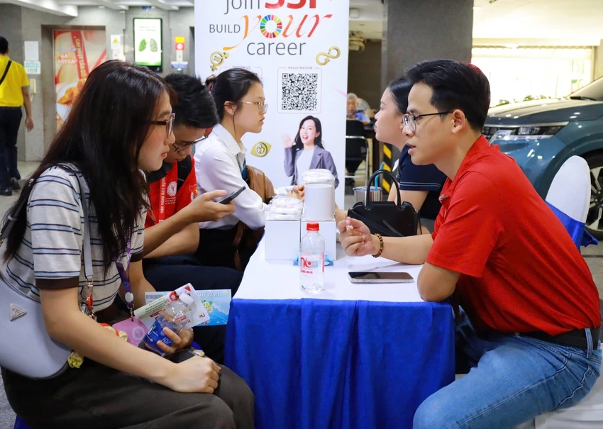 truong-dh-;uat-tp-hcm-viec-lam (2).jpg
