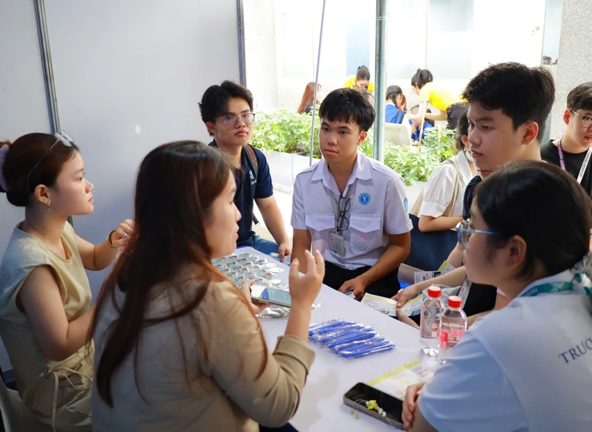 truong-dh-;uat-tp-hcm-viec-lam (3).jpg