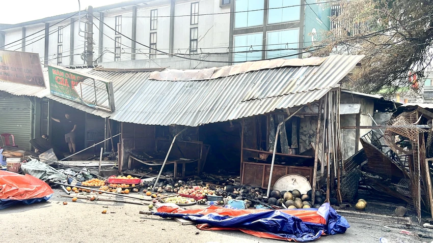 Một ki-ốt kinh doanh trái cây bị cháy đen.