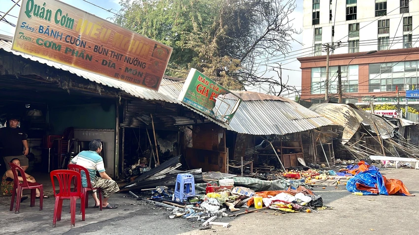 Nhiều tiểu thương ngồi thẫn thờ bên ki-ốt bị cháy.