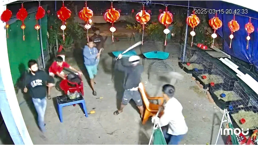Nhóm thanh niên cầm hung khí xông vào nhà tấn công vì bị cho là ‘nhìn đểu’