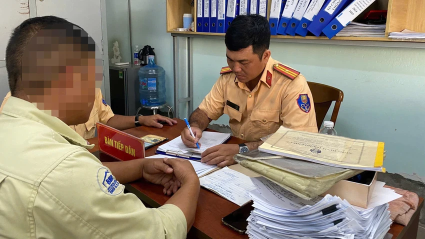 CSGT xử phạt 46 triệu đồng đối với chủ xe đầu kéo để cuộn thép hàng chục tấn rơi xuống đường
