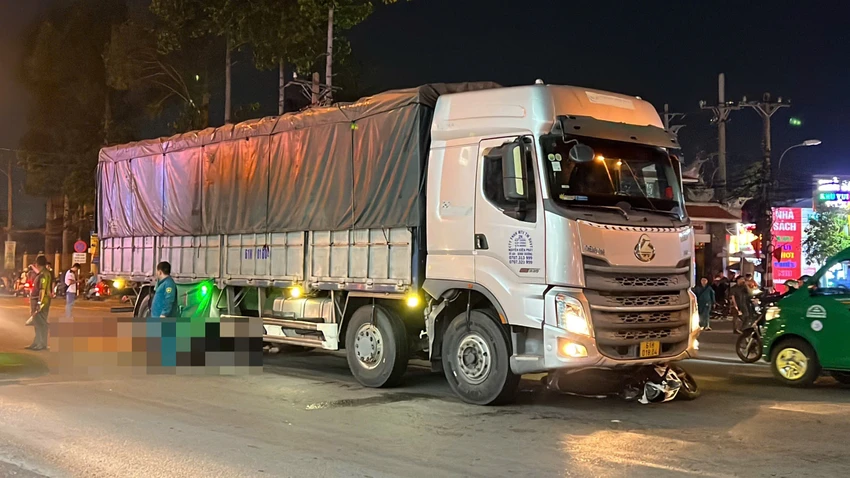 Hai mẹ con tử vong sau va chạm với xe tải ở TP Thủ Đức