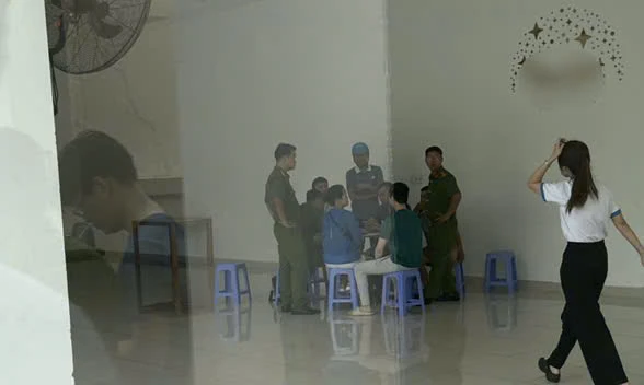 Đạp nhầm chân ga, xe bán tải tông hàng loạt xe máy ở TP Thủ Đức