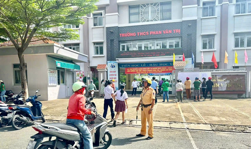CSGT TP.HCM túc trực ở các điểm thi, hỗ trợ thí sinh trong ngày thi đầu tiên tuyển sinh lớp 10