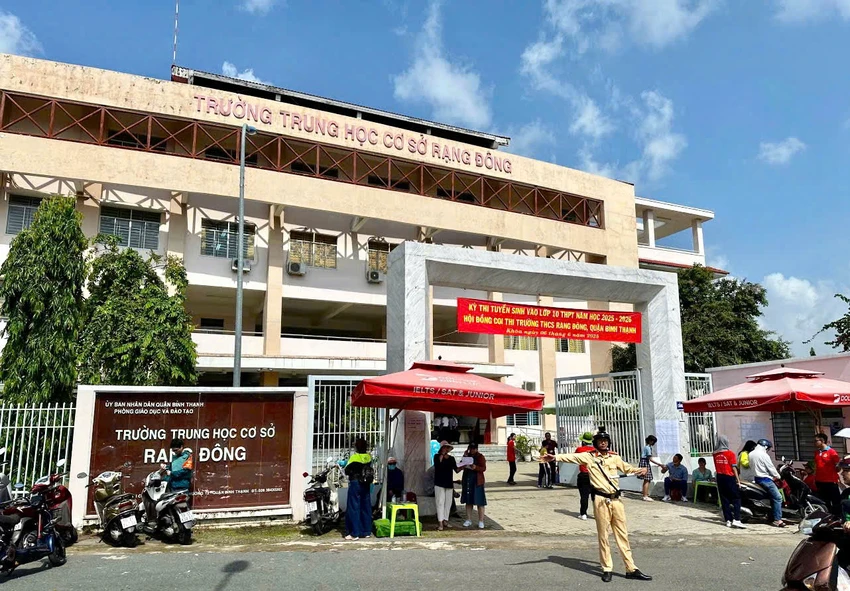 csgt-tp-hcm-tuc-truc-o-cac-diem-thi-ho-tro-thi-sinh-trong-ngay-thi-dau-tien-tuyen-sinh-lop-10 (2).jpg