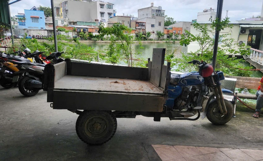 Xử phạt người đàn ông chạy xe ba bánh ngược chiều ở quận 12