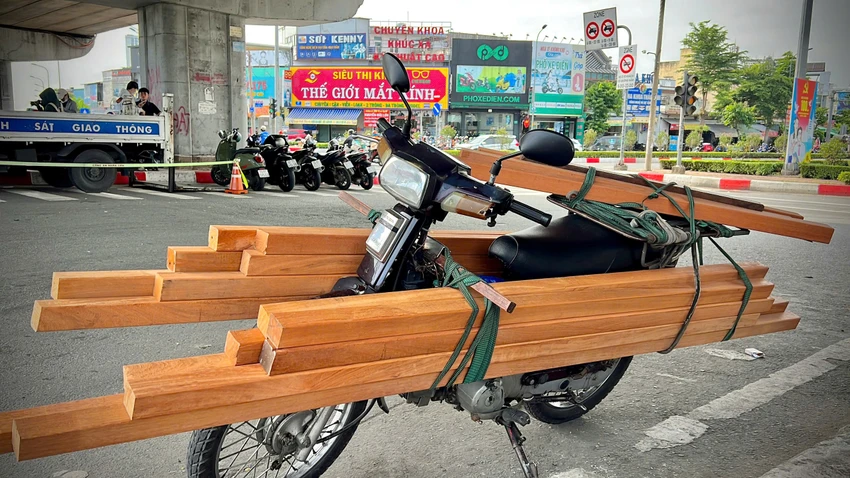 TP.HCM: Xe máy chở hàng cồng kềnh, độ chế bị xử phạt hàng loạt