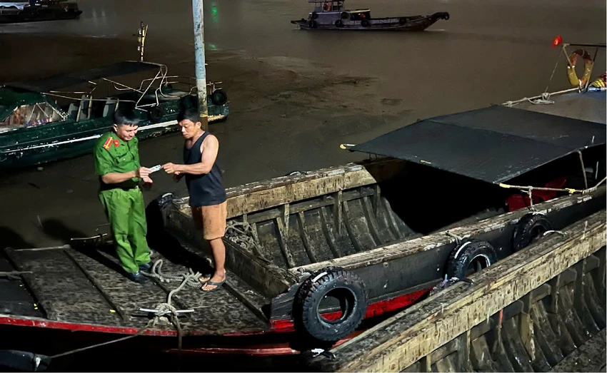 Kiểm tra nhiều phương tiện thủy trên sông Phú Xuân