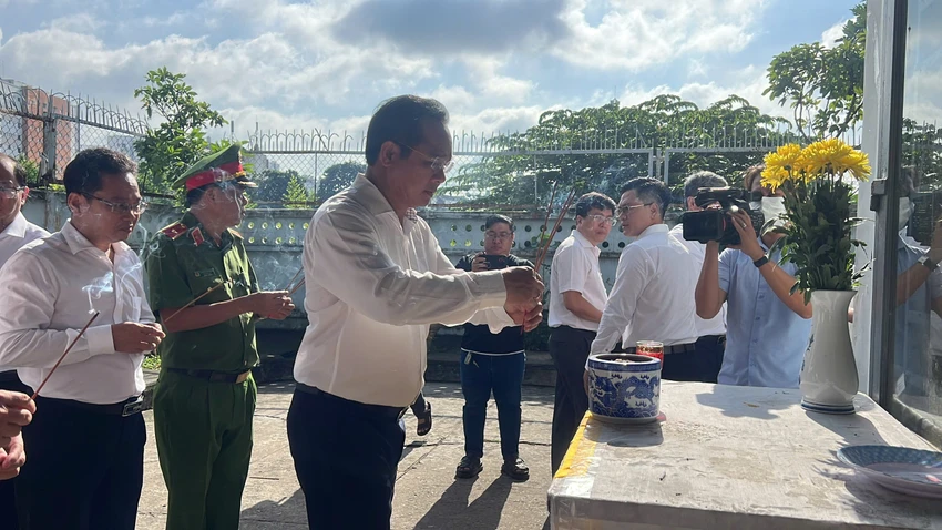 chu-tich-tp-hcm-tham-hoi-chi-dao-khac-phuc-vu-chay-cu-xa-doc-lap-khien-8-nguoi-tu-vong (4).jpg