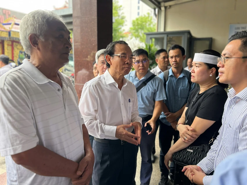 bi-thu-thanh-uy-tp-hcm-vieng-cac-nan-nhan-vu-chay-cu-xa-doc-lap (1).jpg