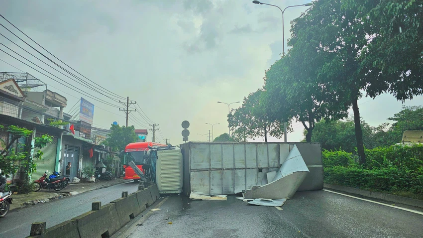 TP.HCM: Xe tải và xe ben liên tiếp tông vào dải phân cách trên đường Đỗ Mười, giao thông ùn ứ