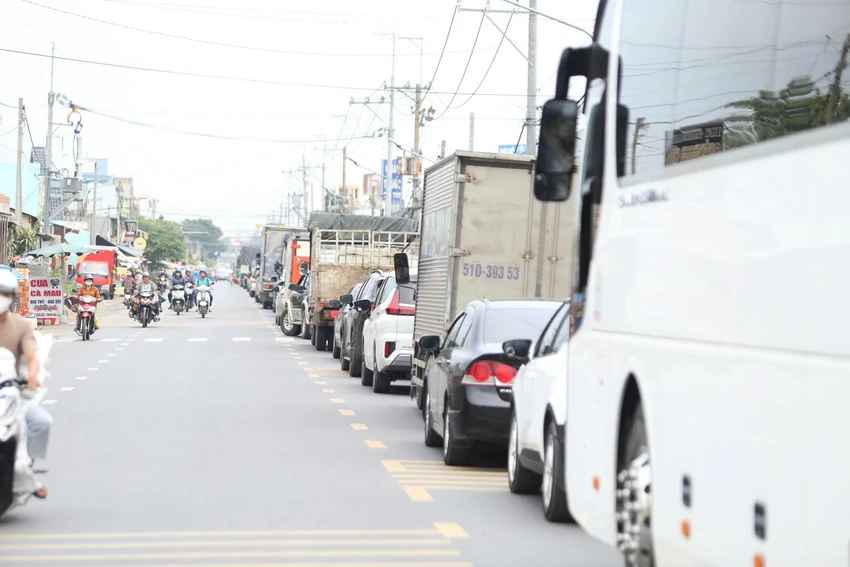 Né kẹt xe cao tốc, tài xế đổ về phà Cát Lái vẫn không thoát khỏi ùn ứ