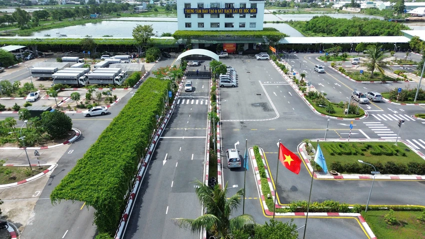 Sát hạch lái xe cuối tuần ở TP.HCM: Đèn sáng suốt đêm, CSGT làm không nghỉ