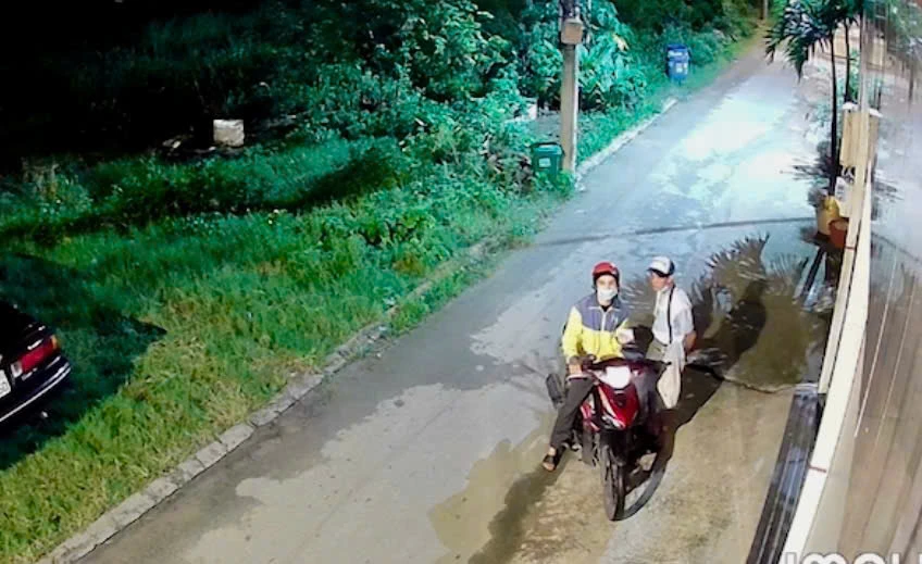 Công an làm việc với nam thanh niên giật gần 100 tờ vé số của người đàn ông tàn tật