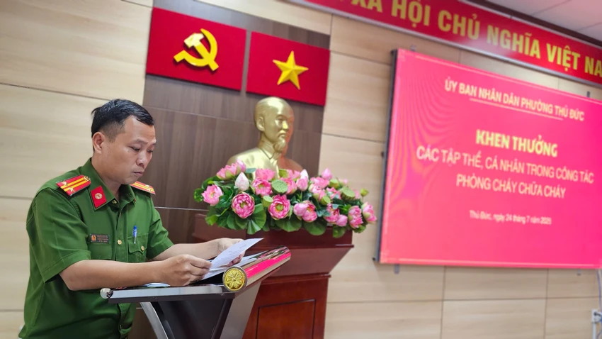 Khen thưởng tập thể, cá nhân tham gia chữa cháy ki-ốt chợ Thủ Đức