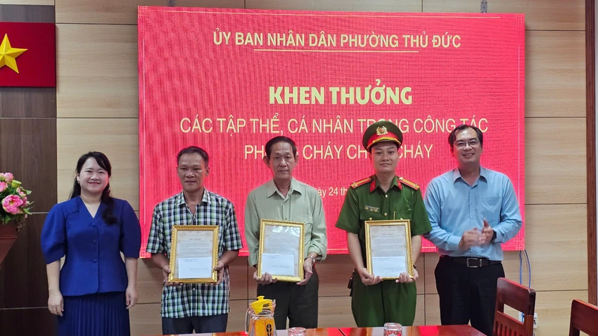 khen-thuong-tap-the-ca-nhan-tham-gia-chua-chay-ki-ot-cho-thu-duc (6).jpg