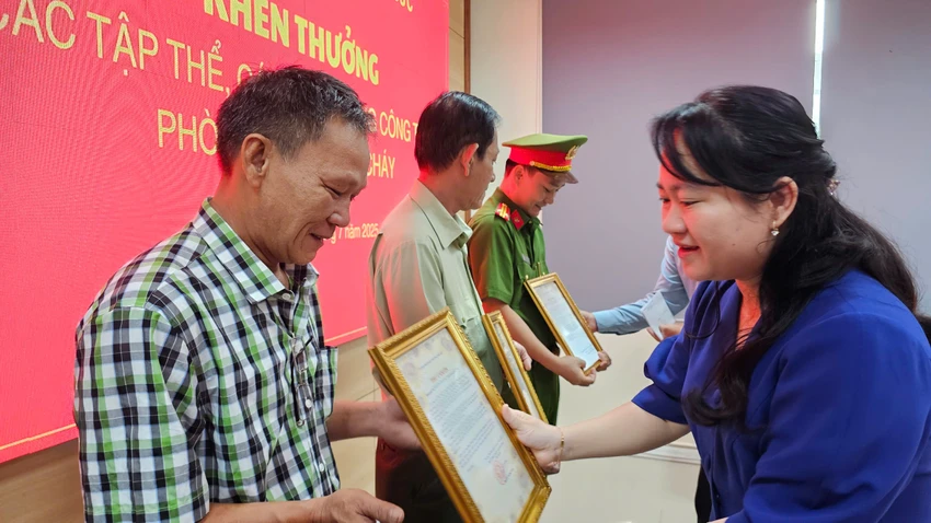 khen-thuong-tap-the-ca-nhan-tham-gia-chua-chay-ki-ot-cho-thu-duc (7).jpg