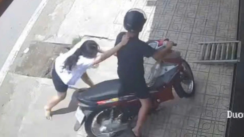 loi-khai-ke-cuop-giat-o-tiem-vang-keo-le-nhan-vien-tren-duong-o-tp-hcm.jpg