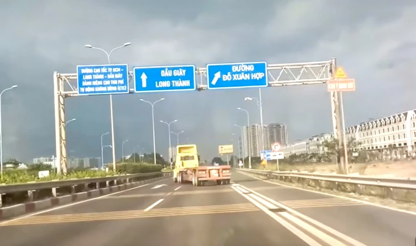 Hình ảnh xe đầu kéo lạng lách, đánh võng trên cao tốc TP.HCM - Long Thành - Dầu Giây. Ảnh cắt từ clip
