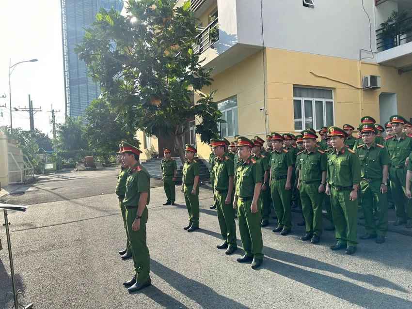 Thượng úy lái xe chữa cháy được đồng đội chung tay hỗ trợ khó khăn