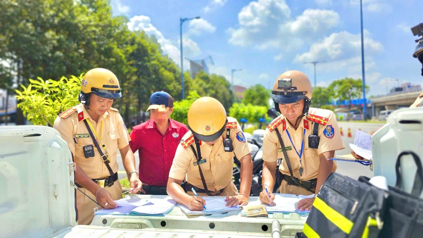 Khách ngồi trên xe ô tô không thắt dây đai an toàn, nhiều tài xế bị phạt