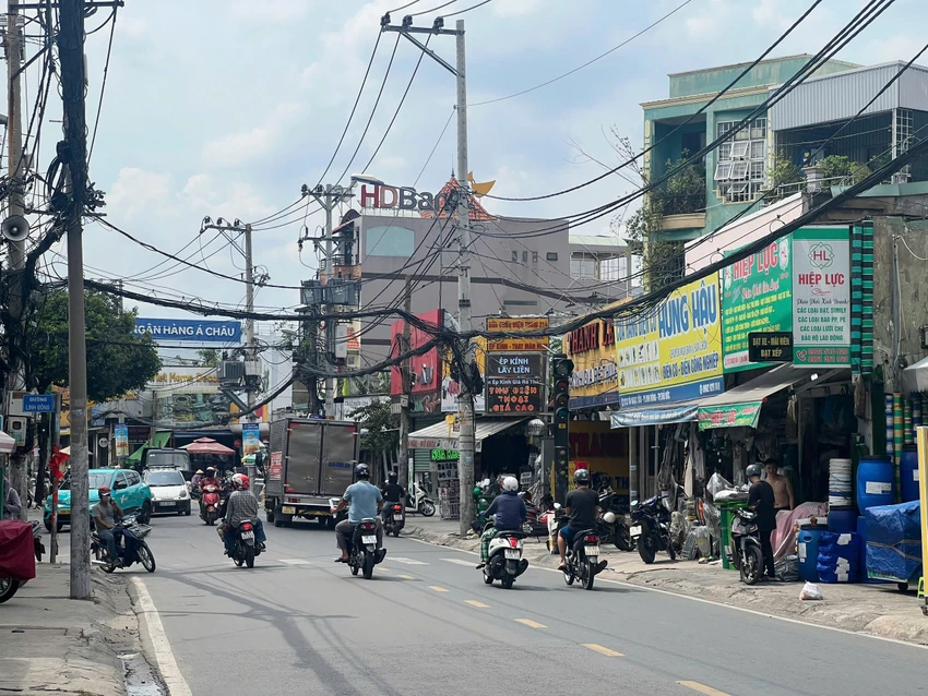 Công an làm việc với 2 người đàn ông cầm gậy sắt đánh nhau trên đường phố ở TP.HCM