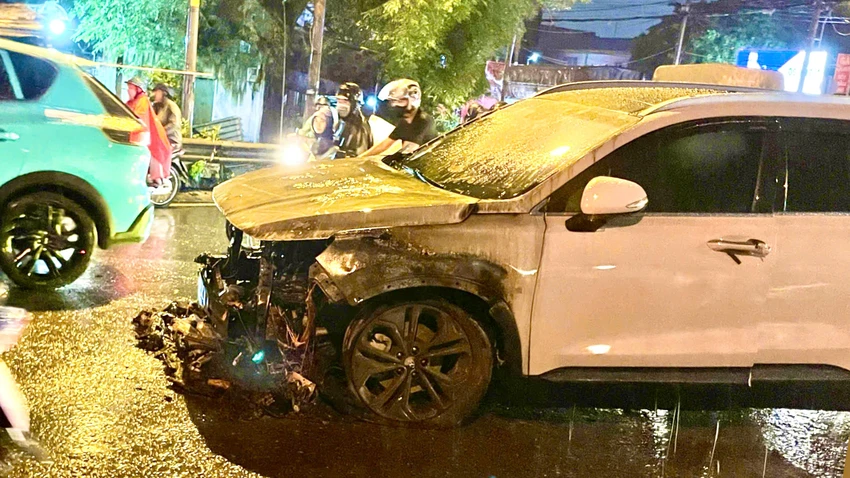 TP.HCM: Cháy ô tô 7 chỗ khi trời đang mưa gần cầu vượt Gò Dưa