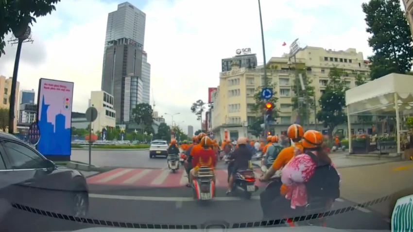 Xác minh đoàn xe nối đuôi nhau vượt đèn đỏ ở trung tâm TP.HCM