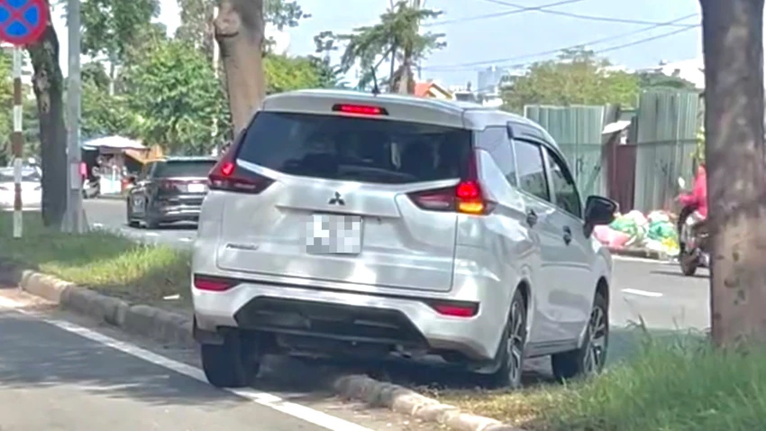 Để né tránh kẹt xe trên đường Nguyễn Văn Linh, tài xế ô tô đã leo lên dải phân cách có hàng cây để chuyển làn.