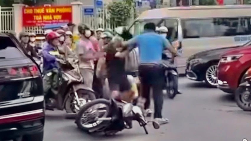 Tài xế ô tô hành hung người lớn tuổi sau va chạm giao thông ở trung tâm TP.HCM