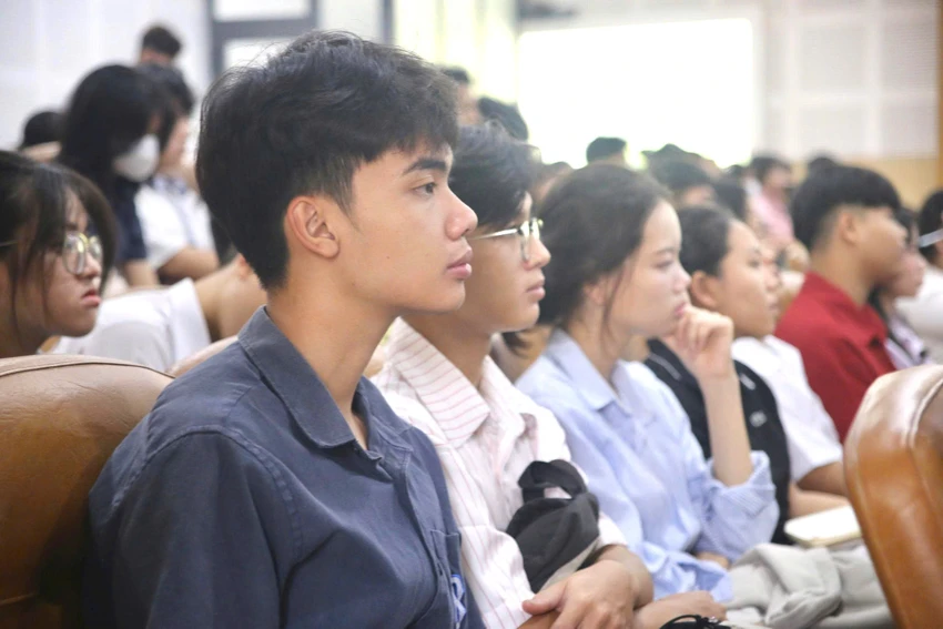 nhieu-sinh-vien-de-sap-bay-cuoc-goi-gia-danh (2).jpg