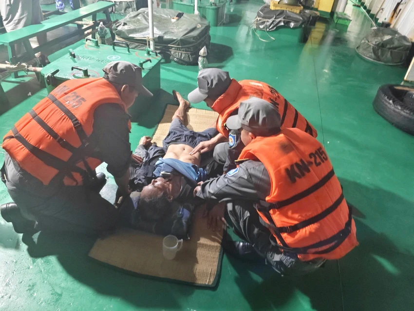 Ngư dân nghi ngộ độc được tàu Kiểm ngư Việt Nam cứu kịp lúc trên biển