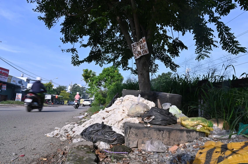 nguoi-dan-nin-tho-di-qua-duong-kha-van-can-vi-o-ga-rac-thai-va-nuoc-dong.jpg