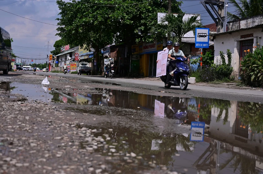nguoi-dan-nin-tho-di-qua-duong-kha-van-can-vi-o-ga-rac-thai-va-nuoc-dong (6).jpg