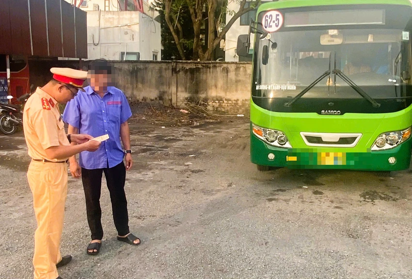xu-phat-tai-xe-xe-buyt-chay-len-via-he-de-vuot-xe-tren-duong-nguyen-van-bua (2).jpg